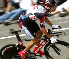 开云体育-鹰击鹏城，米切尔关键一投定乾坤，老鹰血拼深圳队纪实