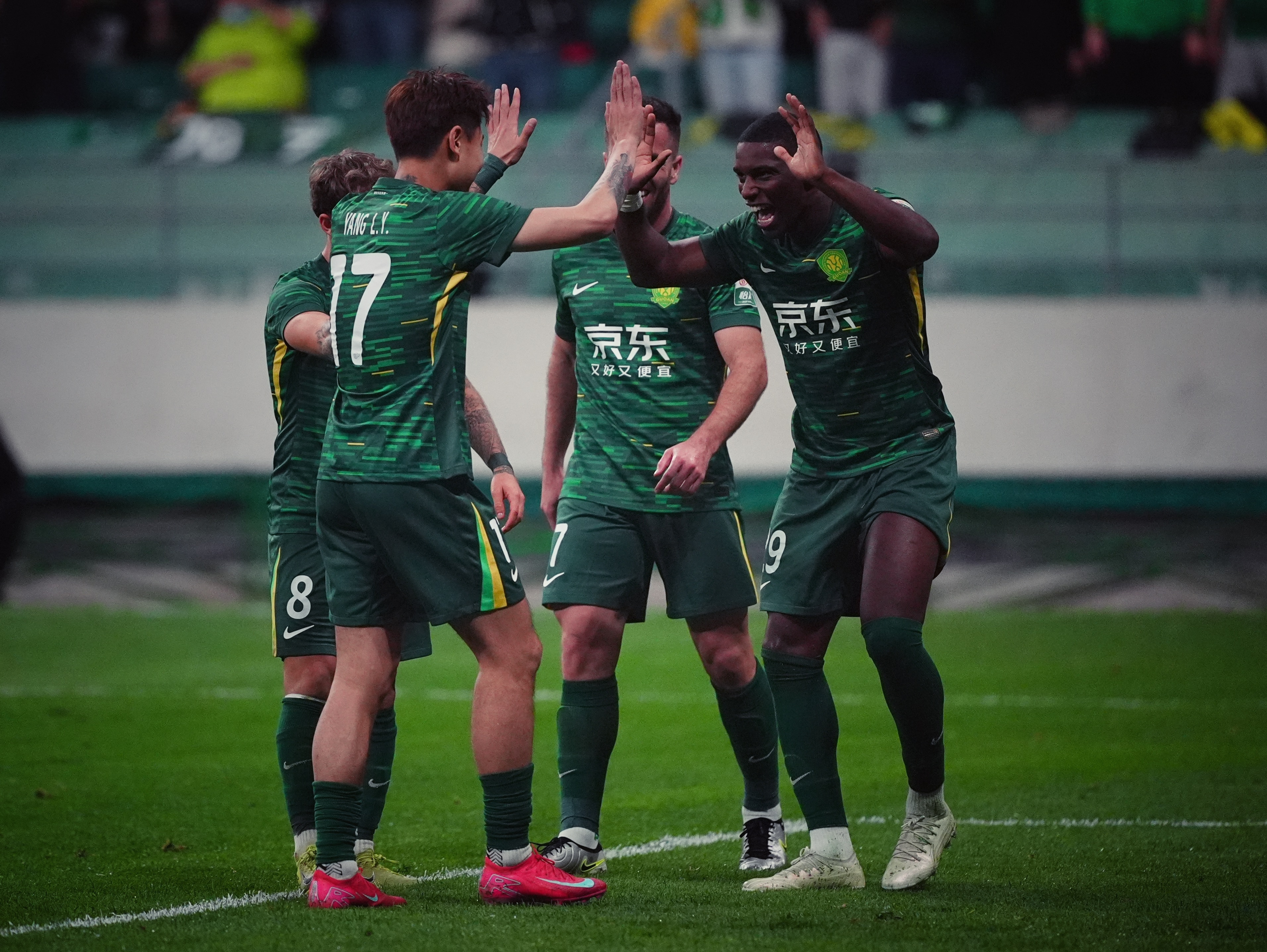 法兰克福客场逆转胜沙尔克，继续保持不败