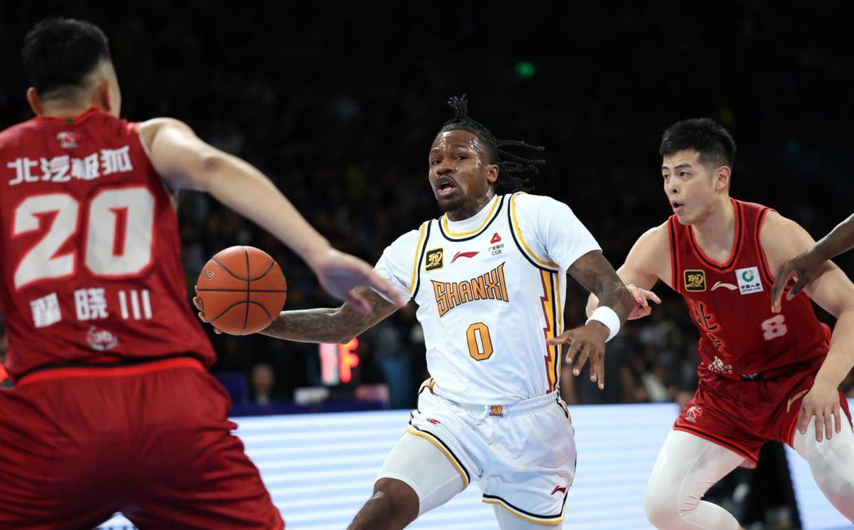 NBA球员在季后赛中表现出色，引发球迷热议